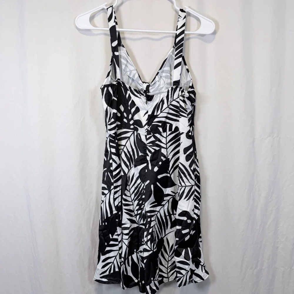CUPSHE Romper Tropical Palm Leaf‎ Black White Tie Front V Neck Medium